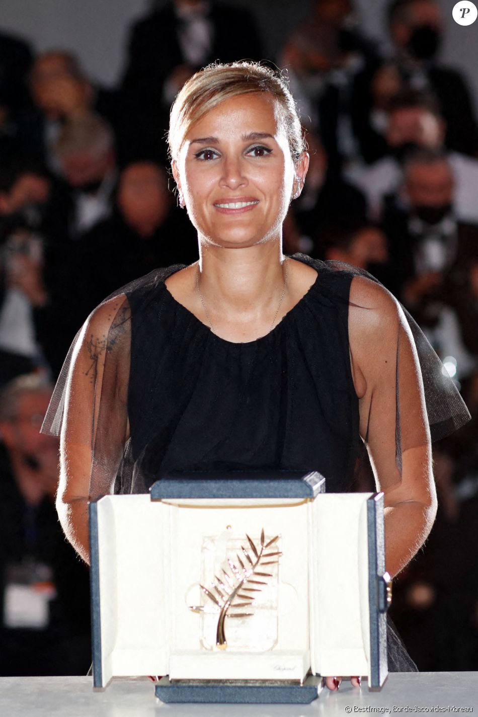 المخرجة الفرنسية جوليا دوكورنو مع سعفة كان الذهبية